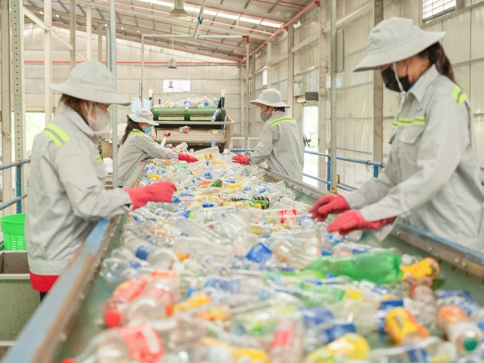 Hàng chục tấn rác thải nhựa mỗi ngày được Duy Tân thu mua và đưa vào tái chế, nỗ lực làm một vòng đời mới cho ngành nhựa, góp phần giúp Việt Nam trở nên xanh, sạch, đẹp hơn. Ảnh: Tiểu Thúy