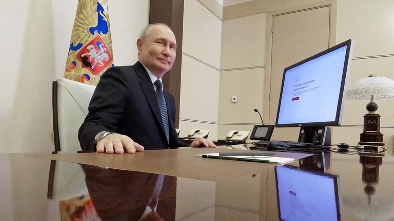 Trong ng&agrave;y đầu ti&ecirc;n của cuộc bầu cử, &ocirc;ng&nbsp; Putin&nbsp;đ&atilde; chọn bỏ phiếu trực tuyến ngay tại văn ph&ograve;ng l&agrave;m việc của&nbsp; m&igrave;nh. Ảnh: RT