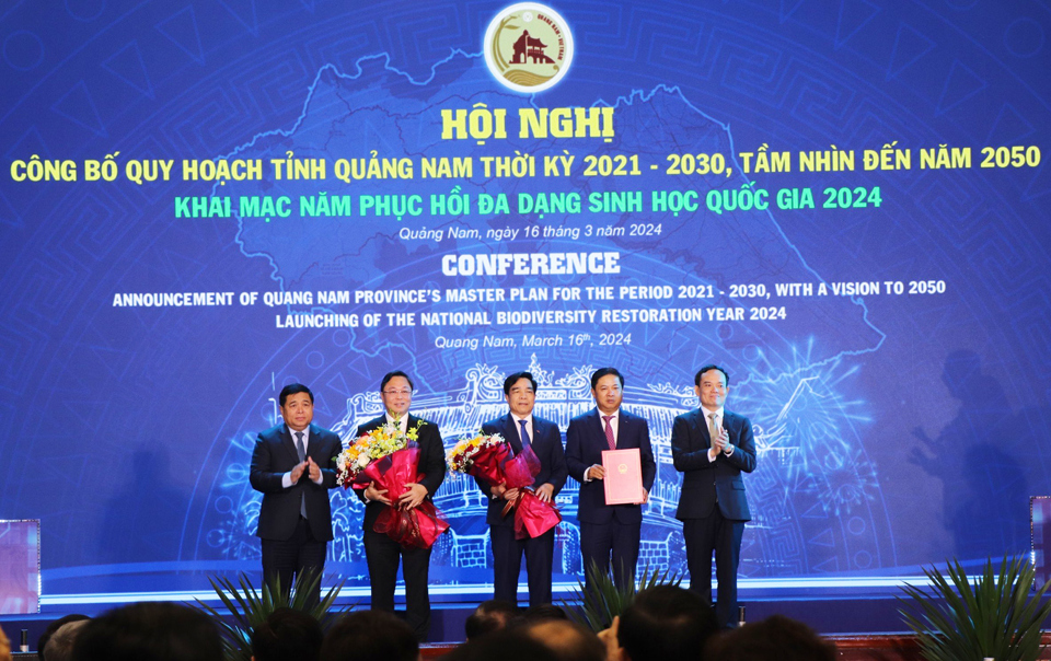 Ph&oacute; Thủ tướng Trần Lưu Quang (b&igrave;a phải) trao quyết định của Thủ tướng Ch&iacute;nh phủ về ph&ecirc; duyệt Quy hoạch tỉnh Quảng Nam thời kỳ 2021 - 2030, tầm nh&igrave;n đến năm 2050 cho l&atilde;nh đạo tỉnh Quảng Nam.