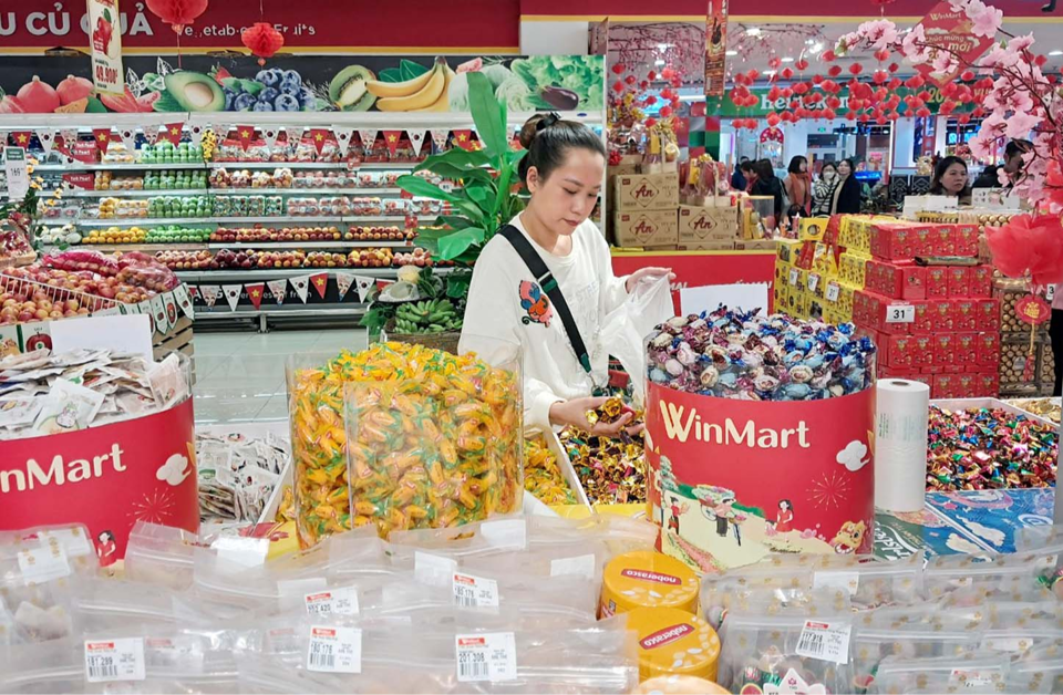 Người ti&ecirc;u d&ugrave;ng mua sản phẩm organic th&acirc;n thiện với m&ocirc;i trường tại si&ecirc;u thị Winmart. Ảnh: Ho&agrave;i Nam