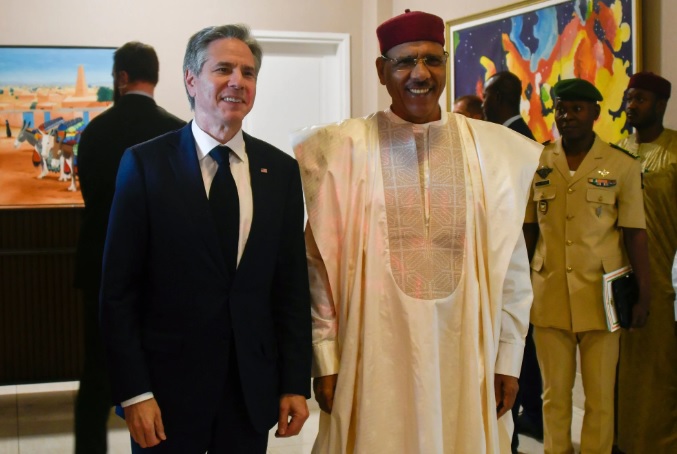 Ngoại trưởng Hoa Kỳ Antony Blinken (tr&aacute;i) chụp ảnh chung với Tổng thống Nigeria Mohamed Bazoum tại Niamey, Niger, v&agrave;o th&aacute;ng 3/2023. Ảnh: AP