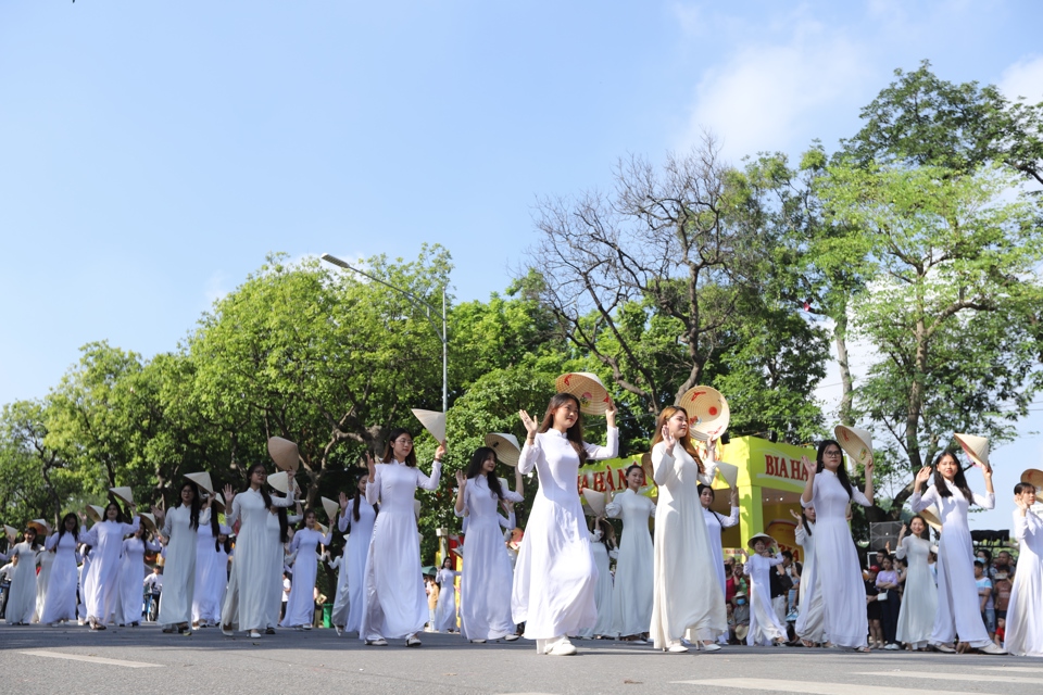 Biểu diễn áo dài Việt tại Festival Thu Hà Nội 2023. Ảnh: Phạm Hùng