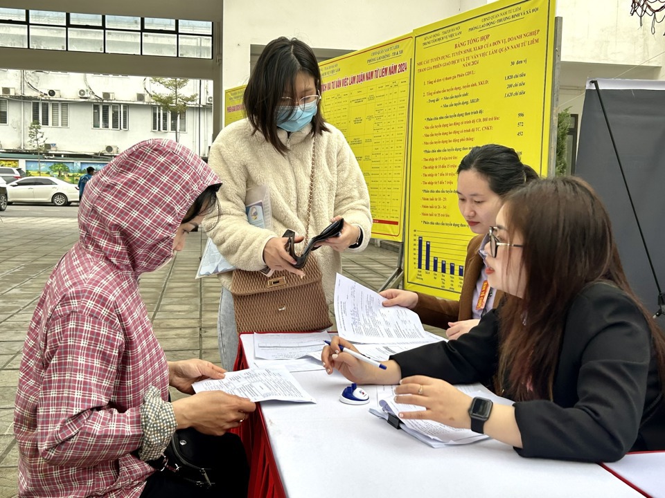 Các cán bộ Trung tâm Dịch vụ việc làm Hà Nội tư vấn, giới thiệu những vị trí việc làm cho người lao động. Ảnh: Trần Oanh