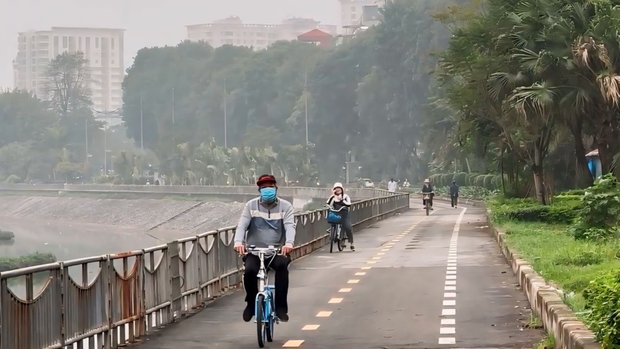 Đường dành riêng cho xe đạp lác đác người dân sử dụng. Ảnh: Ngọc Trang