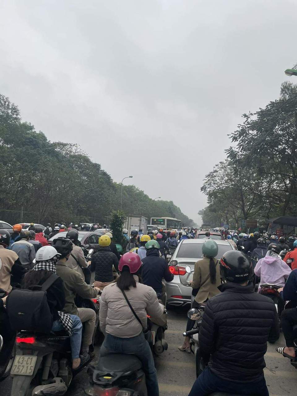 C&aacute;c tuyến đường lớn như Trường Chinh - Minh Khai, Trần Duy Hưng - Nguyễn Ch&iacute; Thanh, Nguyễn Tr&atilde;i - T&acirc;y Sơn, Giải Ph&oacute;ng - L&ecirc; Duẩn, V&agrave;nh đai 2, V&agrave;nh đai 3,... xảy ra hiện tượng tắc nghẽn cục bộ v&agrave;o giờ cao điểm s&aacute;ng.