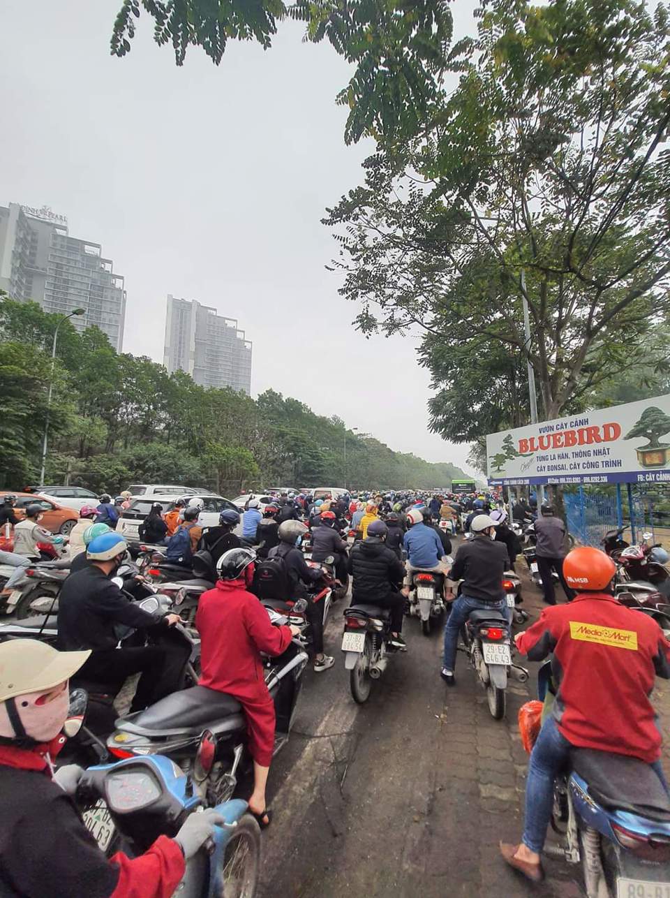 Giao th&ocirc;ng tại thủ đ&ocirc; s&aacute;ng thứ 2 đầu tuần tăng cao đột biến khiến nhiều trục đường, tuyến phố tắc nghẽn v&agrave;o giờ cao điểm s&aacute;ng.