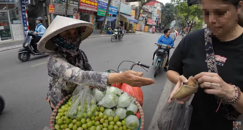 Người b&aacute;n h&agrave;ng rong c&oacute; &yacute; định lấy của kh&aacute;ch nước ngo&agrave;i 200.000 đồng cho một t&uacute;i t&aacute;o nhỏ (ảnh cắt từ clip).