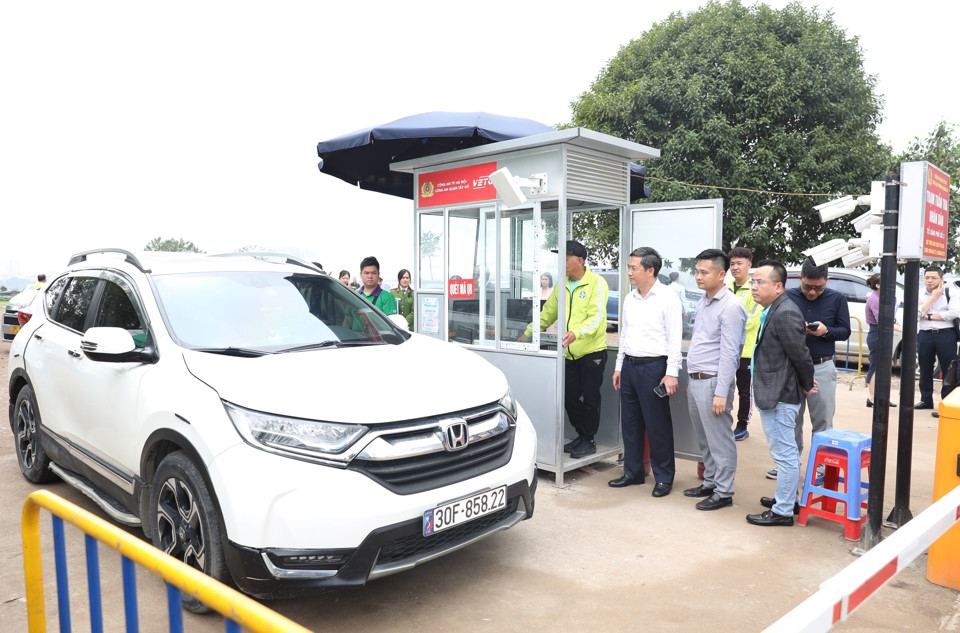 Phó Chủ tịch UBNDTP Hà Nội Hà Minh Hải kiểm tra mô hình thu phí trông giữ phương tiện không dùng tiền mặt tại bãi xe phủ Tây Hồ. Ảnh: Công Trình