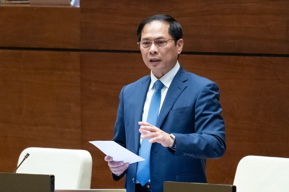 Bộ trưởng Bộ Ngoại giao B&ugrave;i Thanh Sơn trả lời chất vấn