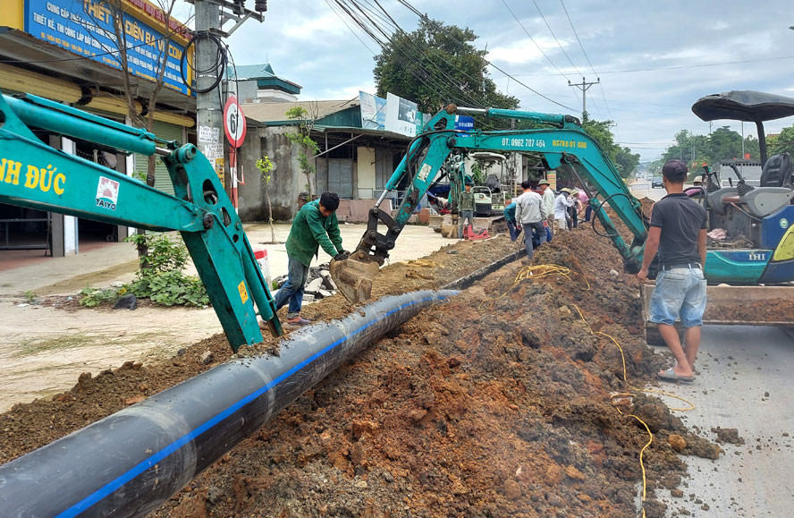 Thi công đường ống cấp nước sạch cho người dân tại huyện Ba Vì. Ảnh: Trọng Tùng