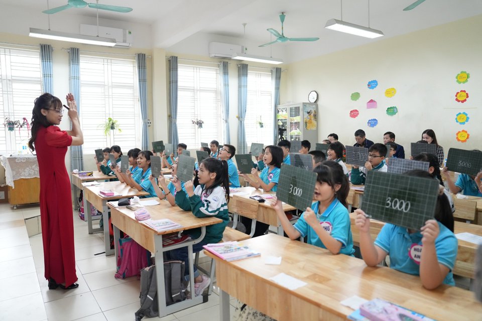 Hội thi giáo viên dạy giỏi thành phố cấp tiểu học năm học 2023 – 2024 trên địa bàn huyện Ứng Hòa. Ảnh: Lại Tấn