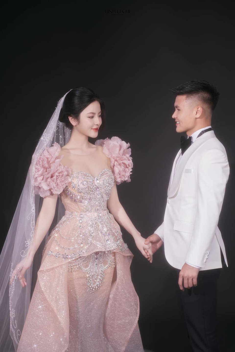 Ngắm bộ ảnh cưới tình tứ của Nguyễn Quang Hải và Chu Thanh Huyền - Ảnh 1