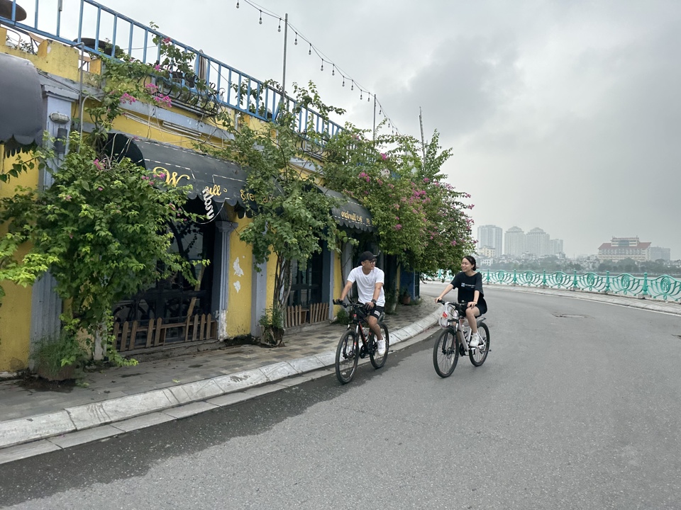 Tuyến đường Quảng An (quận T&acirc;y Hồ, H&agrave; Nội) l&agrave; điểm du lịch hấp dẫn.