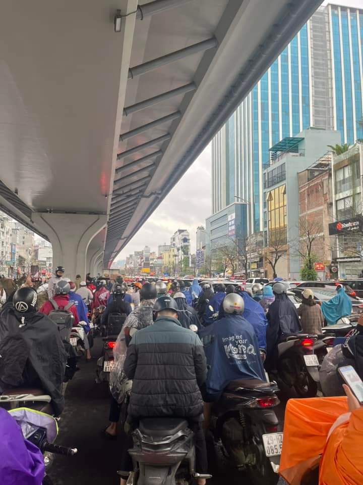 Hà Nội: Dòng phương tiện nhích từng centimet khi gặp thời tiết mưa, rét đầu ngày - Ảnh 4