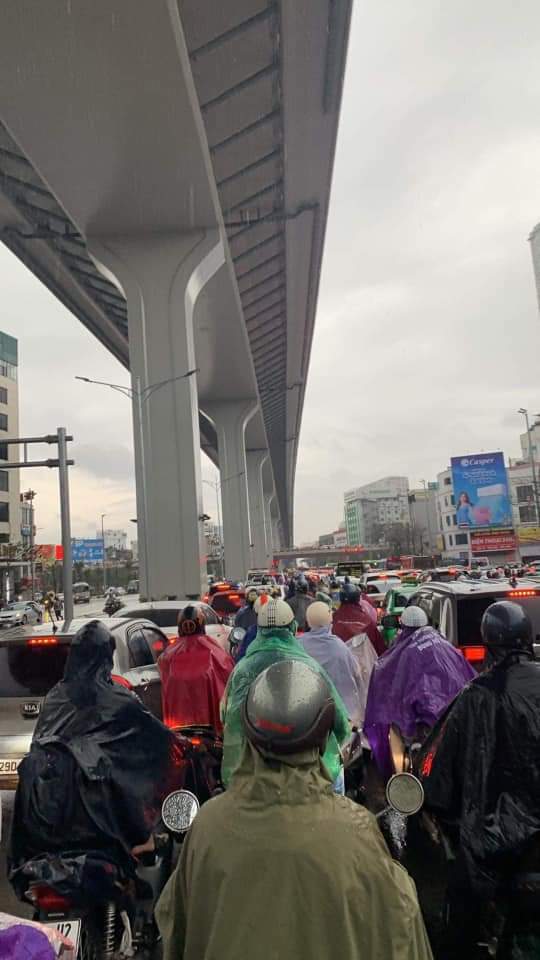 Hà Nội: Dòng phương tiện nhích từng centimet khi gặp thời tiết mưa, rét đầu ngày - Ảnh 6