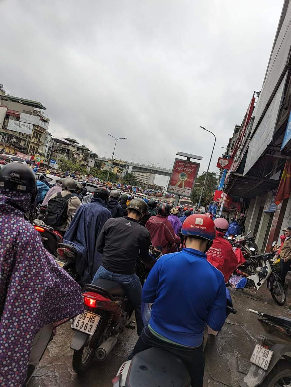 Hà Nội: Dòng phương tiện nhích từng centimet khi gặp thời tiết mưa, rét đầu ngày - Ảnh 8