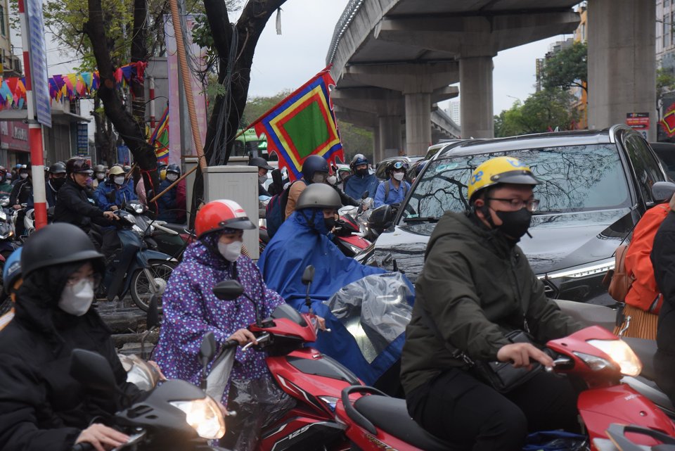 Hà Nội: Dòng phương tiện nhích từng centimet khi gặp thời tiết mưa, rét đầu ngày - Ảnh 14