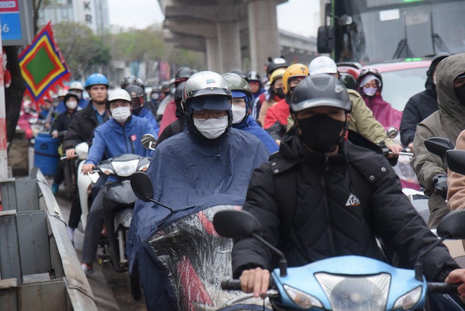 Hà Nội: Dòng phương tiện nhích từng centimet khi gặp thời tiết mưa, rét đầu ngày - Ảnh 13