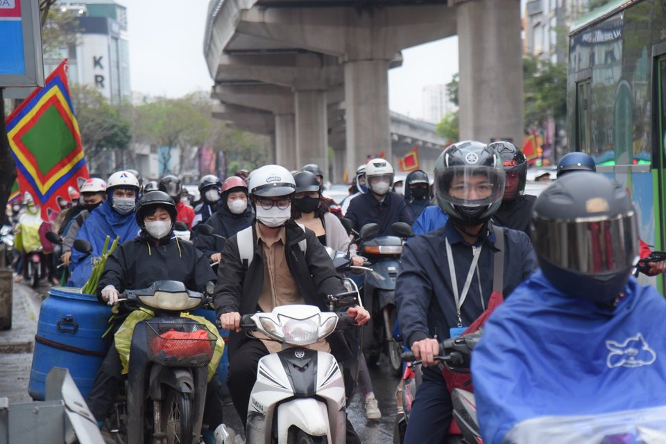 Hà Nội: Dòng phương tiện nhích từng centimet khi gặp thời tiết mưa, rét đầu ngày - Ảnh 17