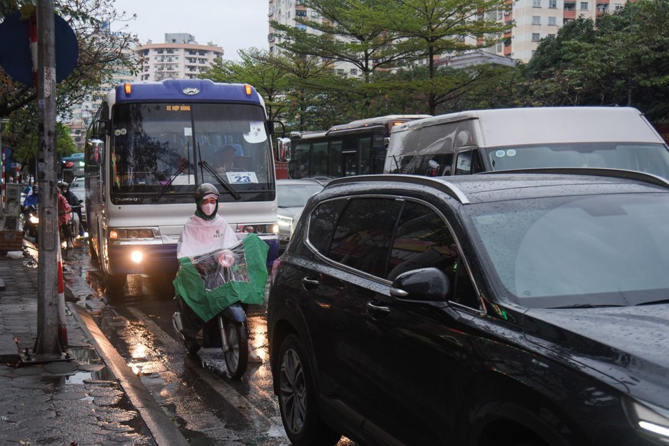 Hà Nội: Dòng phương tiện nhích từng centimet khi gặp thời tiết mưa, rét đầu ngày - Ảnh 3