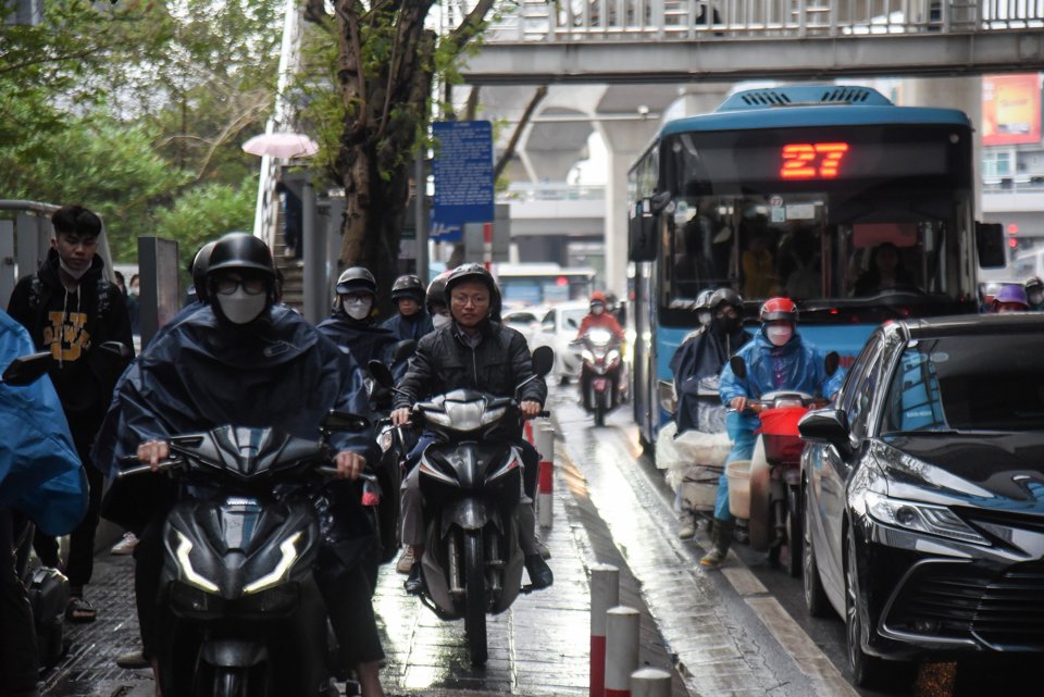Hà Nội: Dòng phương tiện nhích từng centimet khi gặp thời tiết mưa, rét đầu ngày - Ảnh 15
