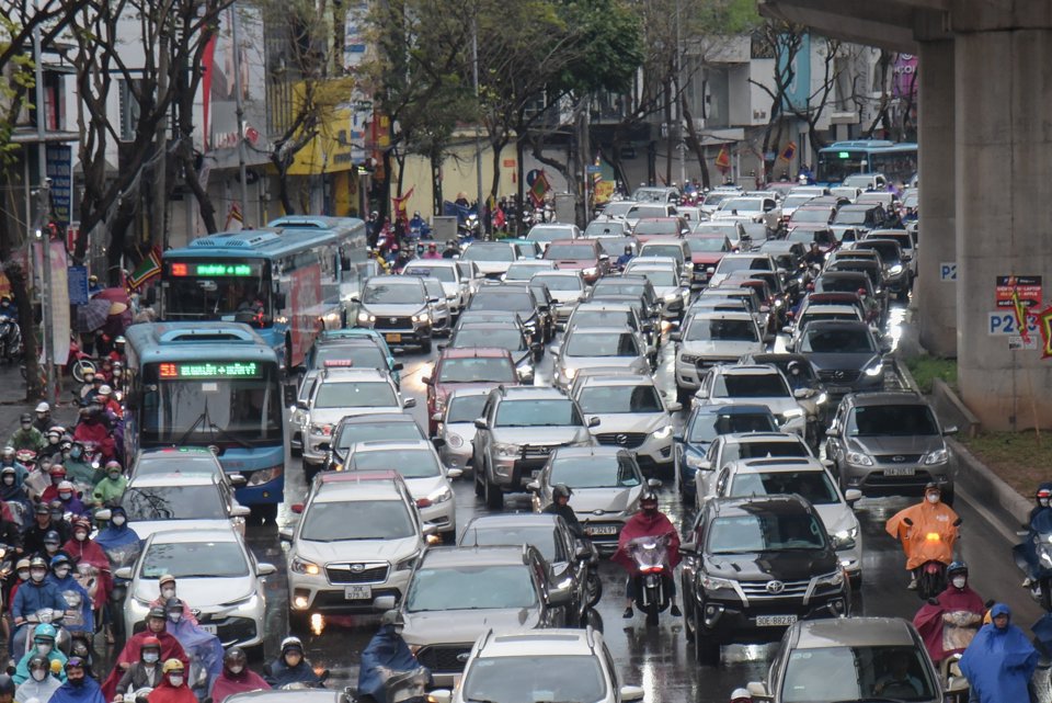 Hà Nội: Dòng phương tiện nhích từng centimet khi gặp thời tiết mưa, rét đầu ngày - Ảnh 18