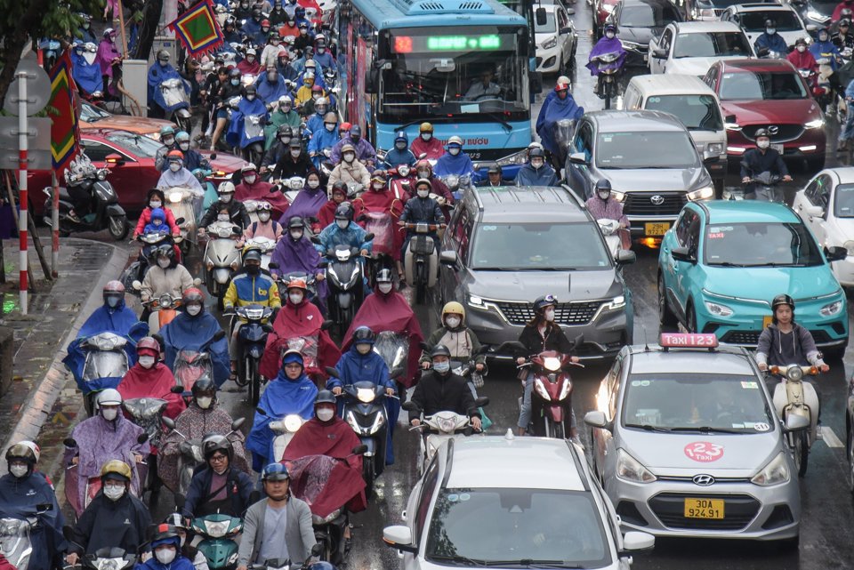 Hà Nội: Dòng phương tiện nhích từng centimet khi gặp thời tiết mưa, rét đầu ngày - Ảnh 10