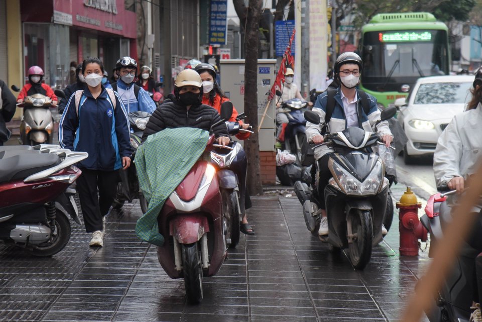 Hà Nội: Dòng phương tiện nhích từng centimet khi gặp thời tiết mưa, rét đầu ngày - Ảnh 11