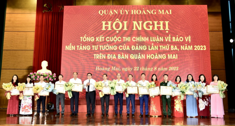 Năm 2023, quận Ho&agrave;ng Mai c&oacute; tr&ecirc;n 6.800 b&agrave;i dự thi ở nhiều thể loại kh&aacute;c nhau, như: B&aacute;o in, tạp ch&iacute;, b&agrave;i viết, video clip, ph&aacute;t thanh truyền h&igrave;nh. Ảnh TA