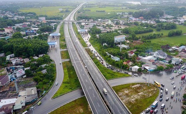 Đường chưa đạt chuẩn đ&atilde; khai th&aacute;c cao tốc tiềm ẩn nhiều nguy hiểm.