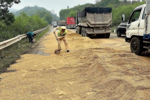 Ph&ograve;ng CSGT C&ocirc;ng an Nghệ An đ&atilde; cử lực lượng nhanh ch&oacute;ng thu dọn vết dầu. Ảnh: Nguyễn Nam