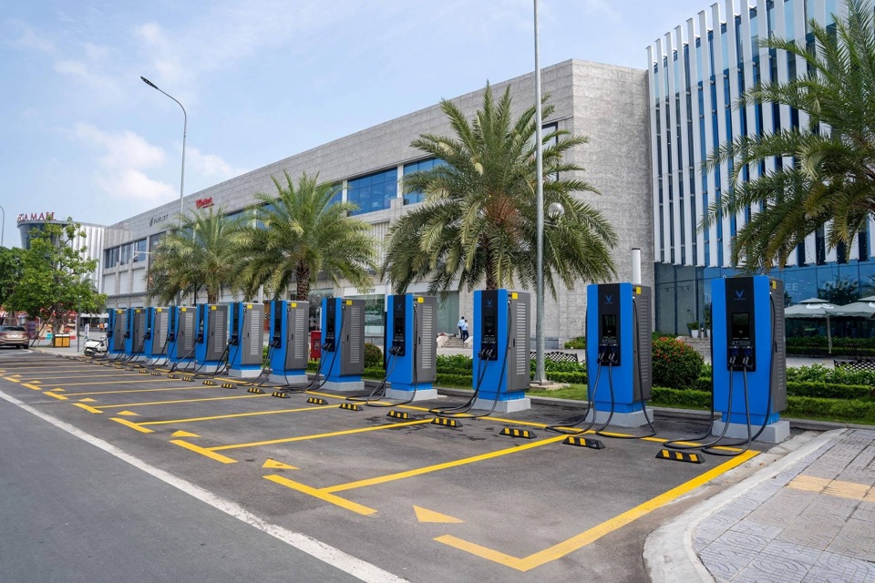 Nhà sáng lập VinFast lập công ty phát triển trạm sạc xe điện toàn cầu - Ảnh 1