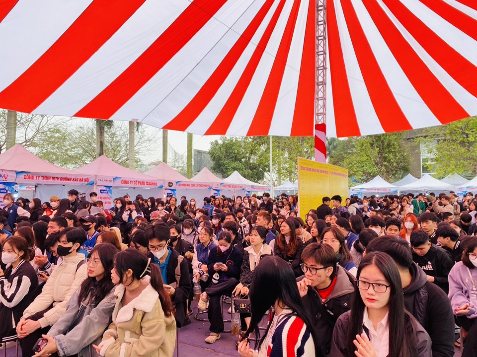 Festival tuyển dụng Thanh niên năm 2024”  thu hút hơn 2.000 sinh viên tham gia.
