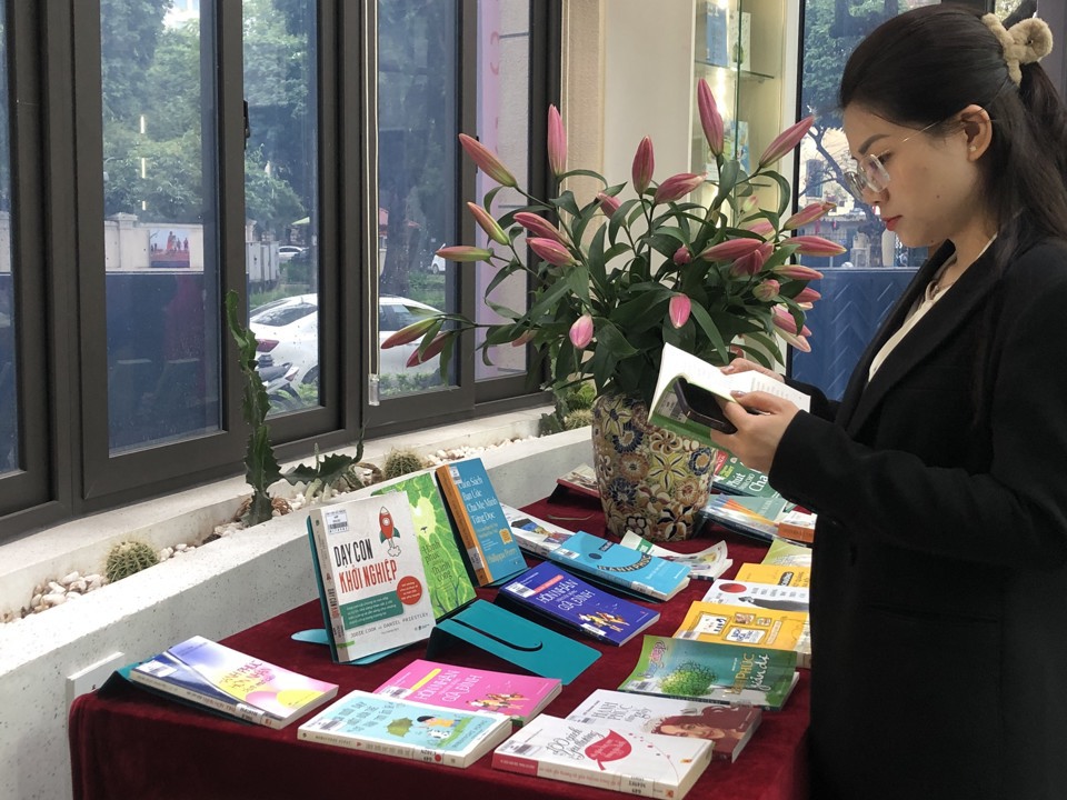 Bạn đọc tham quan trưng bày sách chuyên đề“Hạnh phúc cho mọi người” tại Thư viện Hà Nội. Ảnh: Minh An