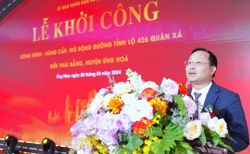 Chủ tịch UBND huyện Ứng Ho&agrave; Nguyễn Tiến Thiết ph&aacute;t biểu tại lễ khởi c&ocirc;ng.&nbsp;