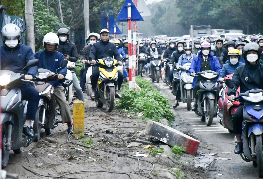 Nhiều người len lỏi tr&ecirc;n vỉa h&egrave; để r&uacute;t ngắn thời gian di chuyển&nbsp;