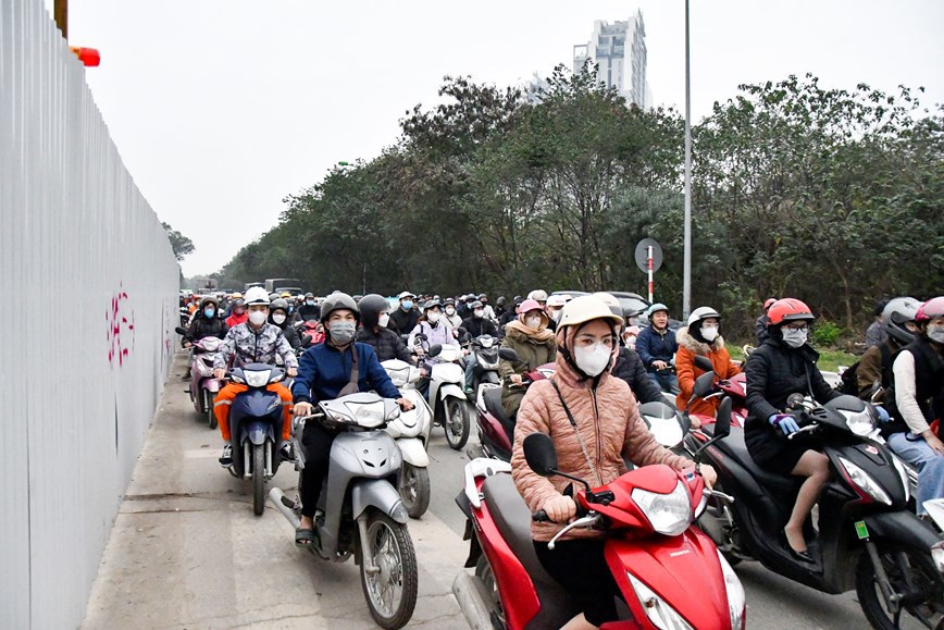 Đường gom Đại lộ Thăng Long hướng v&agrave;o trung t&acirc;m th&agrave;nh phố c&oacute; lượng xe đi qua rất đ&ocirc;ng n&ecirc;n r&agrave;o chắn tạo "n&uacute;t thắt cổ chai", g&acirc;y &ugrave;n ứ cục bộ.&nbsp;