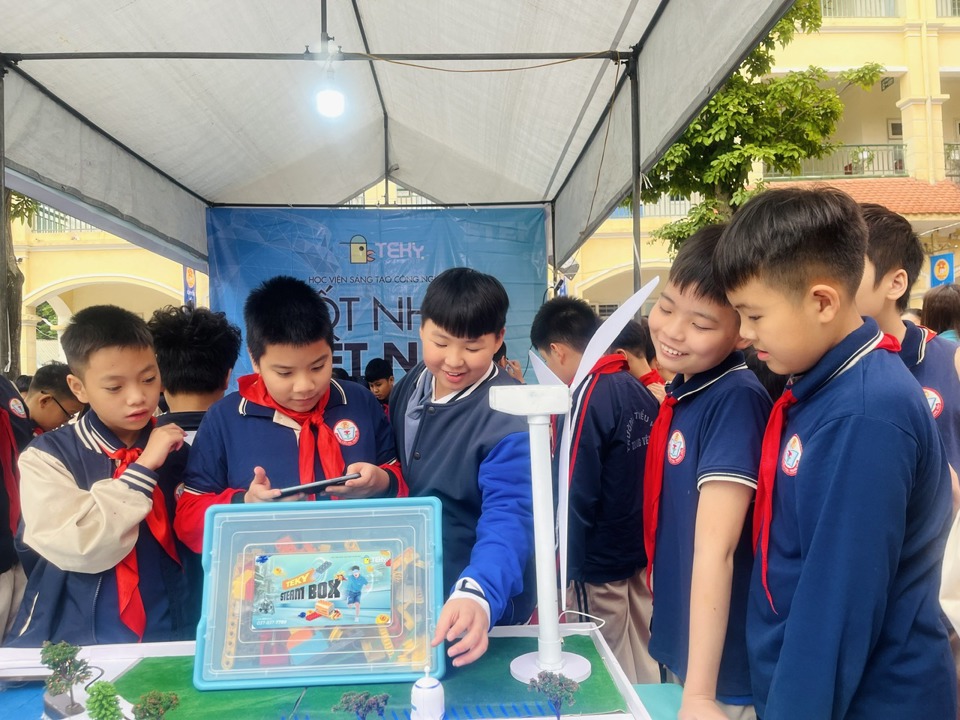 Học sinh Trường Tiểu học Trung Yên hào hứng với các sản phẩm STEM