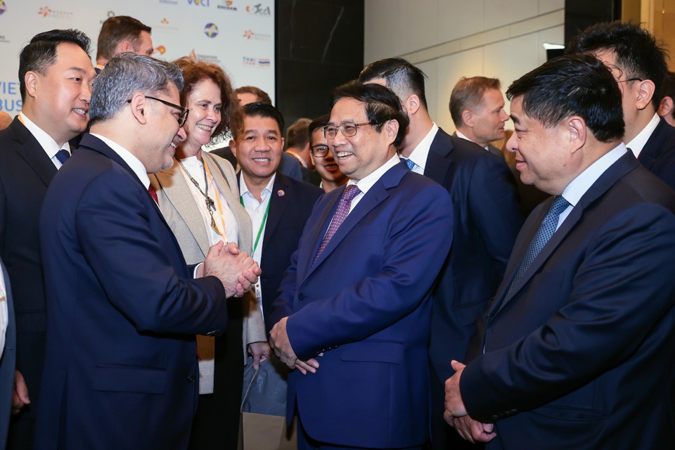 Thủ tướng Chính phủ Phạm Minh Chính trao đổi cùng đại diện các doanh nghiệp FDI. Ảnh: Trần Dũng