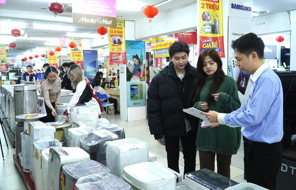Tư vấn cho khách hàng chọn mua máy hút ẩm tại siêu thị MediaMart (quận Thanh Xuân). Ảnh: Thư Hà