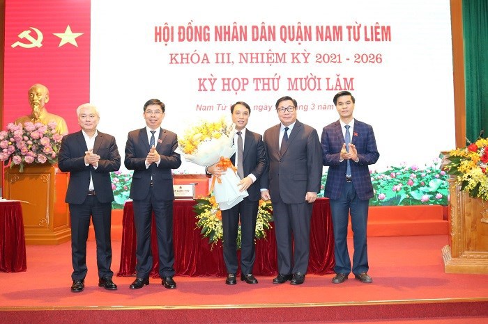 Thường trực Quận ủy tặng hoa ch&uacute;c mừng Ph&oacute; Chủ tịch UBND quận&nbsp;Ph&ugrave;ng Ngọc Sơn