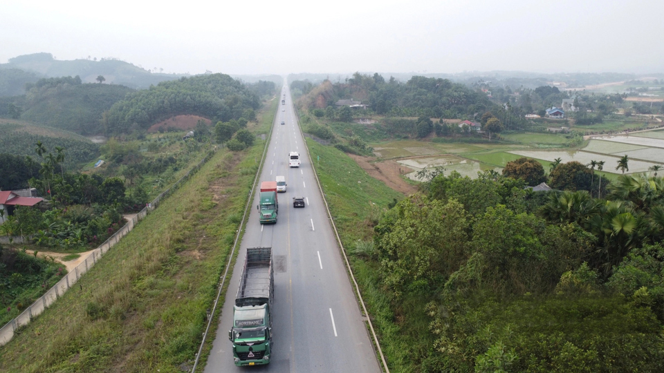 Cao tốc đoạn Yên Bái - Lào Cai vẫn chưa tiến hành đầu tư mở rộng lên 4 - 6 làn xe theo đúng phê duyệt. Ảnh: Hoàng Hữu