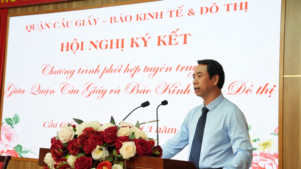 Ph&oacute; B&iacute; thư Thường trực, Chủ tịch HĐND quận Cầu Giấy Nguyễn Văn Chiến ph&aacute;t biểu tại hội nghị.