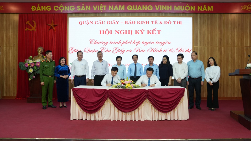 L&atilde;nh đaọ 2 đơn vị tiến h&agrave;nh k&yacute; kết chương tr&igrave;nh phối hợp tuy&ecirc;n truyền giai đoạn 2024 - 2025.