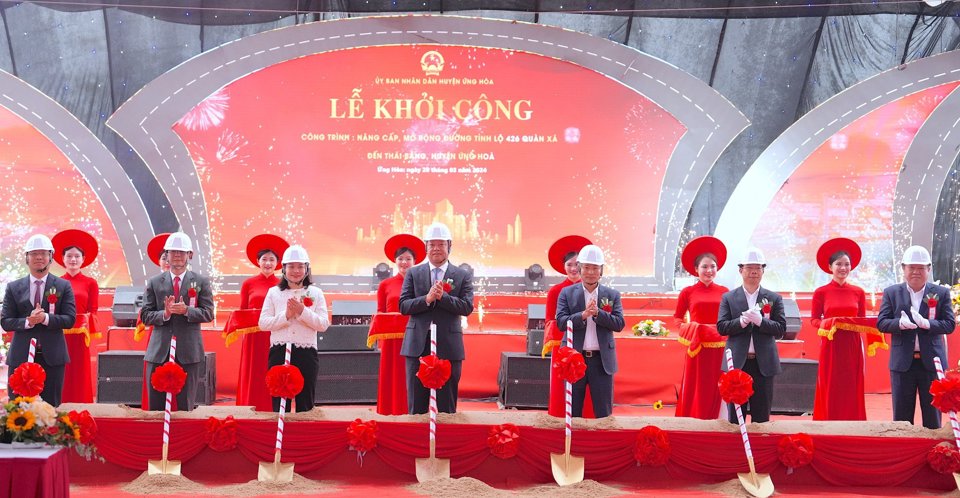 Phó Chủ tịch UBND TP Hà Nội Nguyễn Mạnh Quyền cùng các đại biểu thực hiện nghi lễ khởi công dự án. Ảnh: Lại Tấn