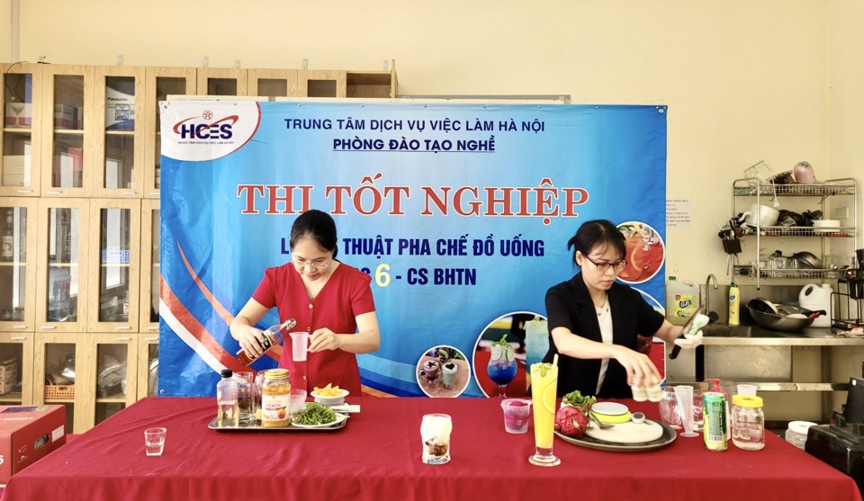 Người lao động hưởng trợ cấp thất nghiệp học nghề Kỹ thuật pha chế đồ uống tại Trung t&acirc;m Dịch vụ việc l&agrave;m H&agrave; Nội.