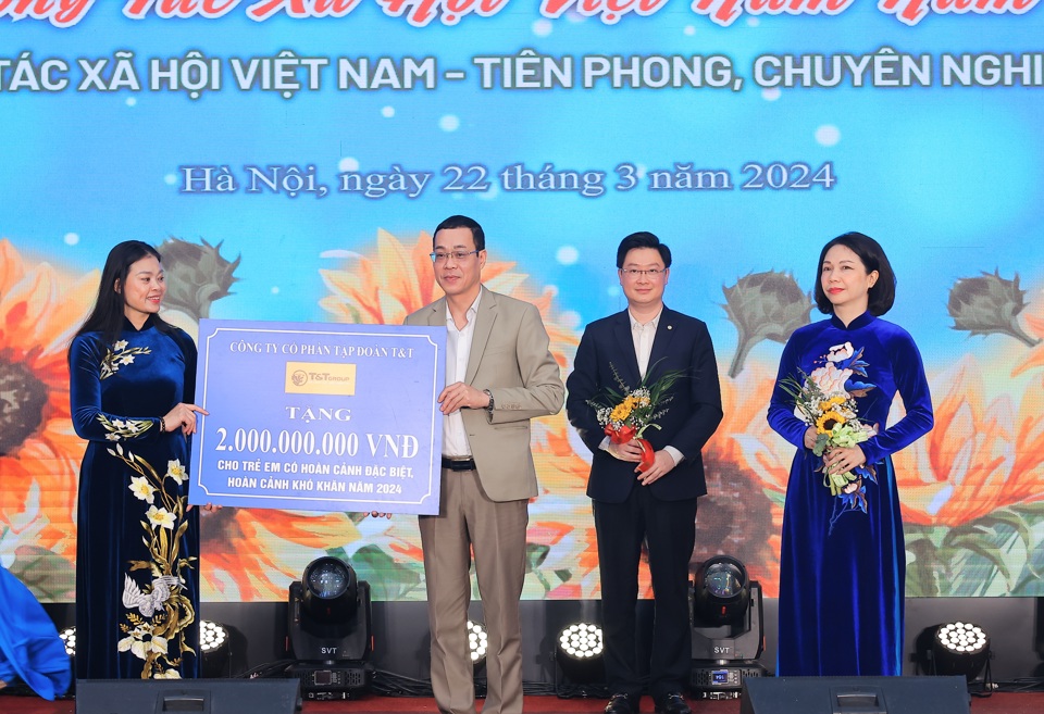 Đại diện Tập đo&agrave;n T&amp;T Group trao ủng hộ Trung t&acirc;m C&ocirc;ng t&aacute;c x&atilde; hội v&agrave; Quỹ Bảo trợ trẻ em TP H&agrave; Nội 2 tỷ đồng