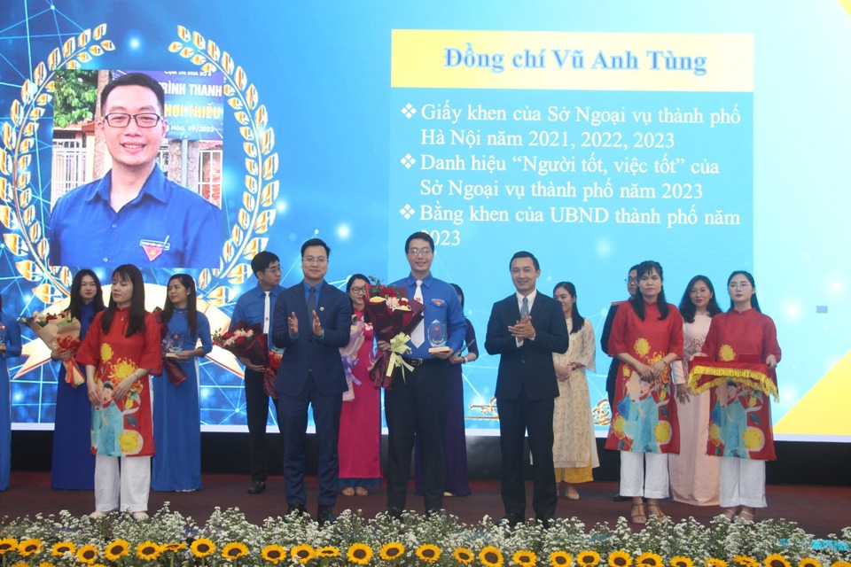 Hà Nội tuyên dương 10 gương cán bộ, công chức trẻ tiêu biểu năm 2023 - Ảnh 1