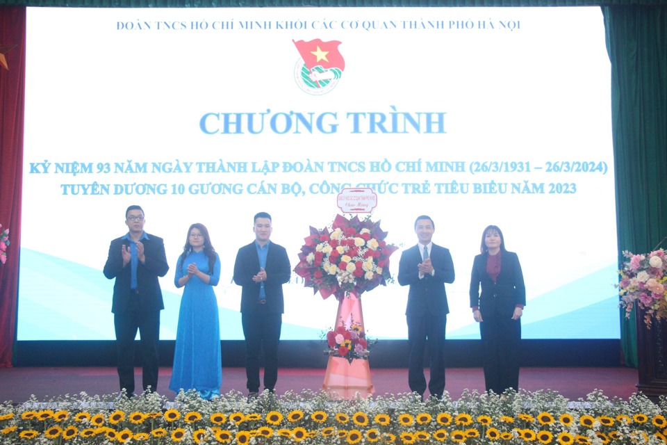 Hội nghị nhận lẵng hoa ch&uacute;c mừng của Đảng ủy Khối c&aacute;c cơ quan TP H&agrave; Nội.