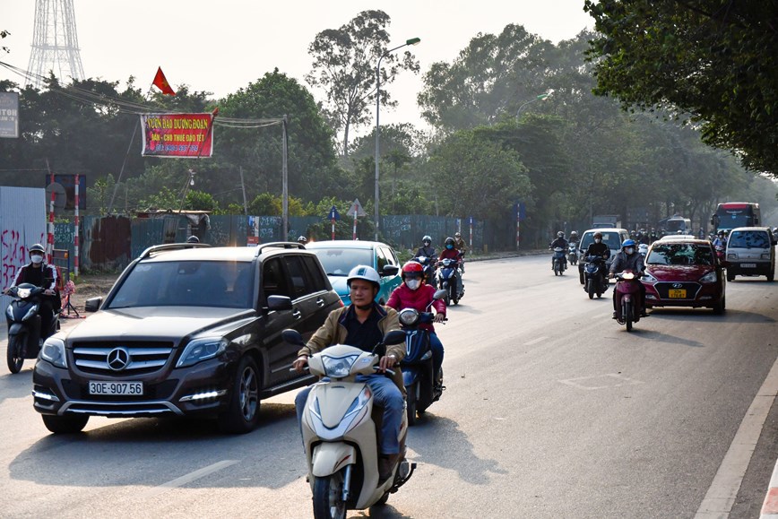 Thu hẹp rào chắn tại nút giao Đại lộ Thăng Long - Lê Quang Đạo - Ảnh 1